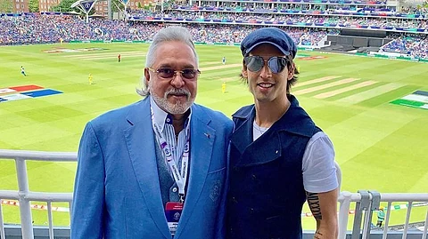 ഇന്ത്യയില് പിടികിട്ടാപ്പുള്ളി, ബ്രിട്ടണില് ‘നാടുകടത്തല്’ നേരിടുമ്പോഴും ഇന്ത്യ- ഓസിസ് മല്സരം കാണാന് ഹാജരുണ്ട് വിജയ് മല്യ