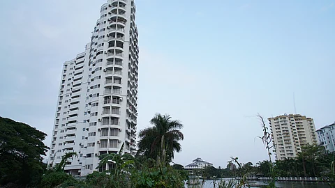 മരടിലെ ഫ്ളാറ്റുകള് പൊളിക്കേണ്ടിവരും, നിയമം നടപ്പാക്കുമെന്ന് സര്ക്കാര്