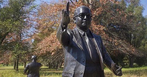 പതിവ് പ്രതിമയല്ല,ആഫ്രിക്കയിലെ ‘മനുഷ്യത്വത്തിന്റെ തൊട്ടിലില്’ അംബേദ്കറിനെ ഒരുക്കി റിയാസ് കോമു