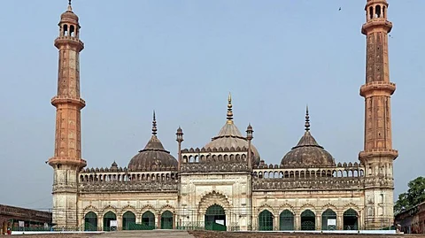 ‘പള്ളികളില് ഷോട്ട് സ്കര്ട്ടില് എത്തരുത്,പരിശോധിക്കാന് ഗാര്ഡുമാര്’; ഉത്തരവുമായി ലക്നൗ ജില്ലാ കളക്ടര്