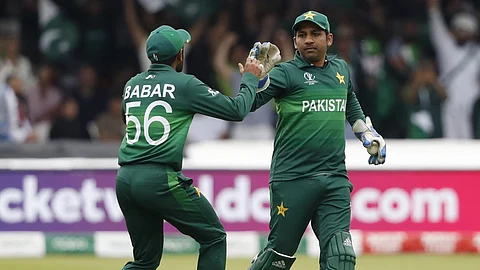 ഒറ്റയ്ക്ക് മൈതാനം ചുറ്റിയോടി സര്ഫറാസ്; പരിഹാസങ്ങള്ക്ക് സോറി പറഞ്ഞ് ആരാധകര്