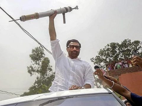 പണമൊഴുക്കി കുരുക്കിലായി ബിജെപി എംപി സണ്ണി ഡിയോള് ; ക്രമക്കേട് തെളിഞ്ഞാല് പുറത്താകും