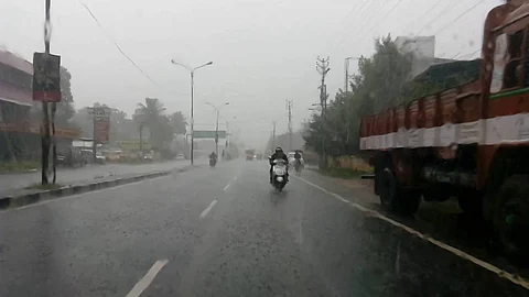 സംസ്ഥാനത്ത് റെഡ് അലേര്ട്ട്, കണ്ട്രോള് റൂമുകള് തുറക്കും