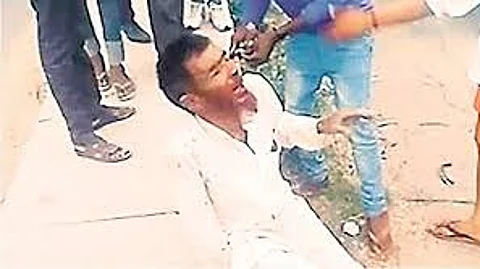 ഗോരക്ഷകര് തല്ലിക്കൊന്ന പെഹ് ലുഖാനെതിരെ കോണ്ഗ്രസ് സര്ക്കാരിന്റെ കുറ്റപത്രം; മക്കള്ക്കെതിരെയും പശുക്കടത്തിന് കേസ്