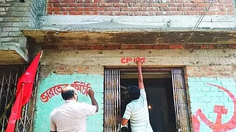 ‘എന്ത് സംഭവിച്ചാലും ഞങ്ങളുണ്ട് കൂടെയെന്ന് അവര് പറഞ്ഞിട്ടുണ്ട്’, ബിജെപി തണലില് തൃണമൂല് ഓഫീസുകള് പിടിച്ചെടുത്ത് സിപിഎം