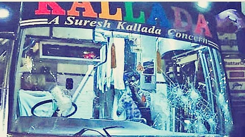 ബൈക്കിനെ ഇടിച്ചിട്ട് അസഭ്യവര്ഷവുമായി കല്ലട നിര്ത്താതെ പാഞ്ഞു, വാഹനത്തിലെത്തി നാട്ടുകാരുടെ കല്ലേറ്