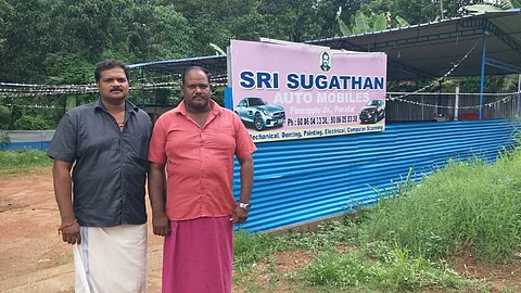 സുജിത്തും സുനിലും വര്ക്ഷോപ്പിന് മുന്നില് 