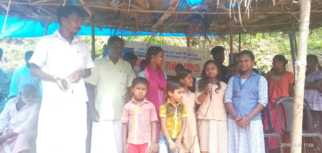 ‘സ്കൂള് തുറന്ന മുതല് പോയിട്ടില്ല. കുടിക്കാനും കുളിക്കാനും വെള്ളമില്ല’, യൂണിഫോമില് ഈ കുട്ടികള് സമരപ്പന്തലിലാണ്