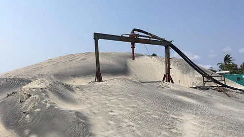 കൊള്ളയാണ് ഈ തീരത്ത് നടക്കുന്നത്, കരിമണല് ഖനനത്തിലൂടെ ഇല്ലാതാകുന്ന തോട്ടപ്പള്ളി തീരം