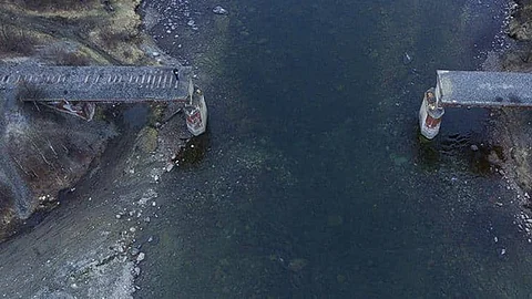 ഒറ്റ രാത്രിയില് 56 ടണ് ഭാരമുള്ള പാലം കാണാതായി, കള്ളന്മാര് 23 മീറ്റര് മുറിച്ചെടുത്തു മുങ്ങിയോ എന്നറിയാതെ അന്തംവിട്ട് റഷ്യ