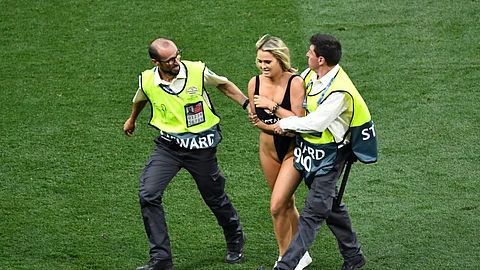 സ്വിം സ്യൂട്ടില് ചാമ്പ്യന്സ് ലീഗ് ഫൈനലില് കളത്തിലിറങ്ങി ഓടി കിന്സി വോലന്സ്കി, മൂന്ന് ലക്ഷം ഫോളോവേഴ്സ് ഒറ്റയടിക്ക് 16 ലക്ഷമായി