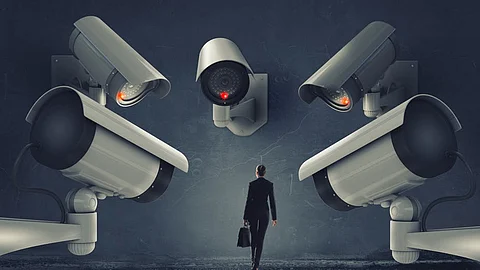 റോഡില് ഇനി സ്വകാര്യ പൊലീസ്; സ്വകാര്യതയും പിഴശിക്ഷാധികാരവും പ്രൈവറ്റ് കമ്പനിക്ക് തീറെഴുതാന് സര്ക്കാര്