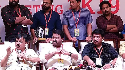 അമ്മയുടെ ഭരണഘടനാ ഭേദഗതി മരവിപ്പിച്ചു, രാജിവെച്ചവര് അപേക്ഷ തന്നാല് മാത്രമേ തിരിച്ചെടുക്കൂവെന്ന് മോഹന്ലാല്