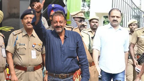 ദത്തിന് വാരിക്കോരി പരോള്, പ്രത്യകാവധി, ജാമ്യം, മോചനം; തടവില് തുടര്ന്ന് പേരറിവാളന്; ഇരട്ടനീതിയുടെ സാക്ഷ്യം