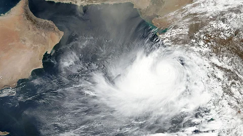 വായു ചുഴലിക്കാറ്റിന്റെ ദിശ മാറുന്നു, വീണ്ടും ഇന്ത്യന് തീരത്തേക്കെന്ന് സൂചന