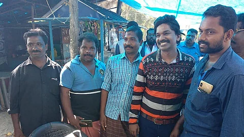 പ്രളയസമയത്ത് സഹായിച്ചവരാണ് മറക്കാന് പാടില്ലല്ലോ?, മത്സ്യത്തൊഴിലാളികള്ക്ക് സഹായവുമായി സന്തോഷ് പണ്ഡിറ്റ്