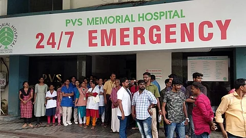 പിവിഎസില് വീണ്ടും സമരം, ആശുപത്രി അടച്ചുപൂട്ടി മാനേജ്മെന്റ് വഞ്ചിച്ചെന്ന് ജീവനക്കാര്