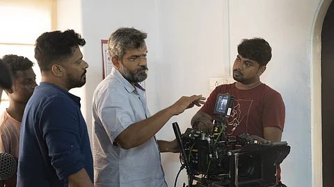 ‘എന്താണ് വേണ്ടതെന്ന് രാജീവേട്ടന് പറയും, അത് പോലെ ക്യാമറ സെറ്റ് ചെയ്യും’; വൈറസിലെ സ്ട്രക്ചര് ഷോട്ടുകളെക്കുറിച്ച് ഡിസൈനര് പറയുന്നു