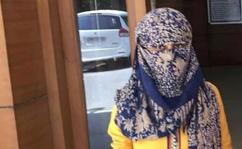 കുപ്പി പേഴ്സില് ഒളിപ്പിച്ചു ,ഹെല്മറ്റ് നീക്കിയപ്പോള് യുവതി ആസിഡൊഴിച്ചു; വിവാഹത്തിന് വിസമ്മതിച്ചതിനെന്ന് മൊഴി