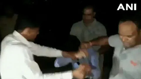 ‘അവരെന്റെ വസ്ത്രമുരിഞ്ഞു, വായില് മൂത്രമൊഴിച്ചു’; യുപിയില് റെയില്വെ പൊലീസ് തല്ലിച്ചതച്ച മാധ്യമപ്രവര്ത്തകന്