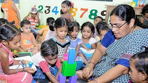 ‘കടയില് പോകാന് കൊച്ചേട്ടന്, മുറ്റമടിക്കാന് കൊച്ചേച്ചി’; അംഗന്വാടി കുട്ടികള്ക്ക് പഠിക്കാന് സ്ത്രീവിരുദ്ധ കവിതയെന്ന് വിമര്ശനം