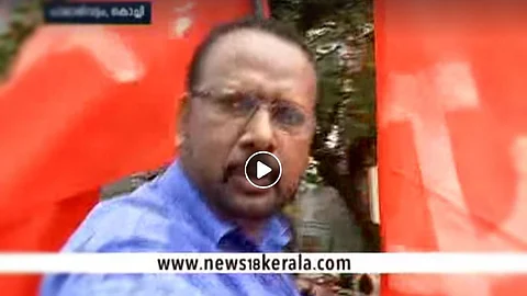 വീണ്ടും ‘മാറി നിക്കങ്ങട്’; പിണറായിയെ പിന്തുടര്ന്ന് പാര്ട്ടി ജില്ലാ സെക്രട്ടറി