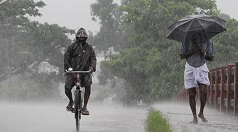 സംസ്ഥാനത്ത് കനത്ത മഴ ചൊവ്വാഴ്ച വരെ തുടരും; മുഴുവന് ജില്ലകളിലും ജാഗ്രതാനിര്ദേശം