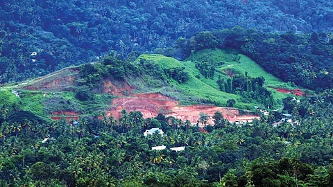 കയ്യേറ്റക്കാര്ക്കെന്തിന് വെള്ളവും വൈദ്യുതിയും നല്കുന്നു; സര്ക്കാറിനോട് ഹൈക്കോടതി