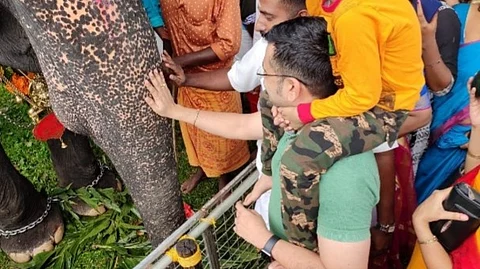 തോളിലിരുത്തി മകനെ കൊണ്ട് ആനയെ തൊടീച്ചു; യതീഷ് ചന്ദ്രക്കെതിരെ പരാതി