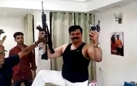 തോക്കുകളുമേന്തി ബിജെപി എംഎല്എയുടെ ‘തമന്ചേ പേ ഡിസ്കോ’; മോശം പെരുമാറ്റത്തിന് നടപടി നേരിടുന്നയാളില് നിന്ന് അടുത്തത്