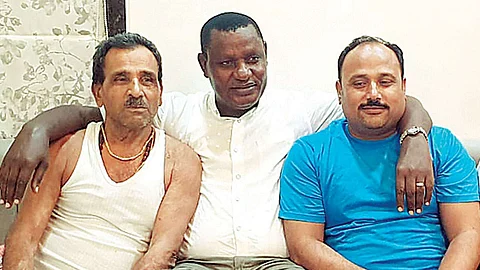 30 വര്ഷം മുന്പ് കടംവാങ്ങിയ 200 രൂപ തിരിച്ചുനല്കാന് കെനിയയില് നിന്നെത്തി എംപി ; വിസ്മയിപ്പിച്ച് മടക്കം