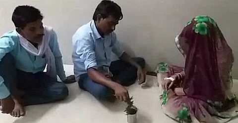 പാമ്പുകടിയേറ്റ യുവതിക്കുവേണ്ടി ആശുപത്രിയില് ദുര്മന്ത്രവാദം; തടയാതെ അധികൃതര്