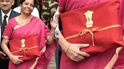 ചുവന്ന തുണിയില് പൊതിഞ്ഞ ബാഹിഖട്ട; ബ്രീഫ് കേസ് പതിവില് നിന്ന് വഴി മാറി ധനമന്ത്രി നിര്മ്മല സീതാരാമന്