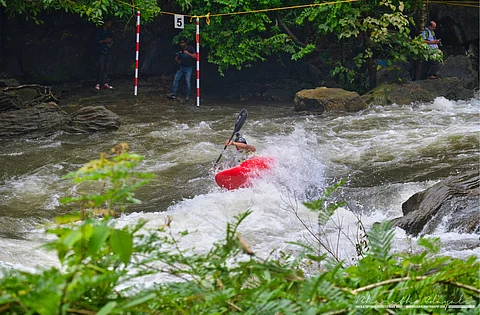 ഓളപ്പരപ്പില് തുഴയെറിഞ്ഞ് സാഹസികത ; കോടഞ്ചേരി കയാക്കിംഗിലെ ത്രസിപ്പിക്കുന്ന കാഴ്ചകള്