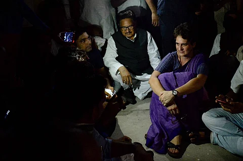 ഇല്ല,തിരിച്ചുപോകില്ല, വെടിവെപ്പില് കൊല്ലപ്പെട്ടവരുടെ കുടുംബാംഗങ്ങളെ കണ്ടേ മടങ്ങൂ; രാത്രിയിലും പ്രതിഷേധം തുടര്ന്ന് പ്രിയങ്ക ഗാന്ധി