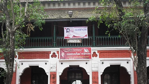 ‘ആര്എസ്എസിന്റെ വടി മോഡല് തന്നെ എസ്എഫ്ഐയ്ക്കും’; മന്ത്രിയുടെ മകന്റെ വിവാഹച്ചടങ്ങില് വിഐപികളുടെ കസേര ഡമ്മിയാക്കിയെന്ന് വിദ്യാര്ത്ഥി