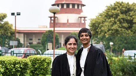 പ്രണയത്തിലാണെന്ന് അരുന്ധതിയും മേനകയും; സെക്ഷന് 377 റദ്ദാക്കാന് പോരാടിയ അഭിഭാഷകര് ഇനി ജീവിതം പങ്കിടും