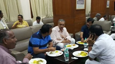 ബിജെപി എംഎല്എമാര്ക്ക് ഭക്ഷണവുമായി കോണ്ഗ്രസ്; ‘ജനാധിപത്യത്തിന്റെ സൗന്ദര്യം ഇതാണ്’