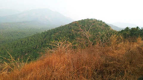 ക്വാറി ഭീഷണിയൊഴിയാതെ ചെങ്ങോട്ടുമല; സര്ക്കാര് പാരിസ്ഥിതികാനുമതി റദ്ദാക്കണമെന്ന് പ്രദേശവാസികള്