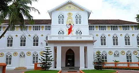 കര്ദ്ദിനാള് ജോര്ജ് ആലഞ്ചേരിക്കെതിരെ പ്രത്യക്ഷ സമരവുമായി വൈദികര്,ബിഷപ്പ് ഹൗസില് ഉപവാസം