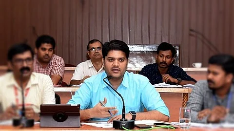 ‘ശിശുഭവനില് പോയി കുഞ്ഞുങ്ങളെ സ്നേഹിക്കാന് പഠിക്കൂ’; വിദ്യാര്ത്ഥിയെ ദ്രോഹിച്ച കണ്ടക്ടര്ക്ക് മലപ്പുറം കളക്ടറുടെ ശിക്ഷ