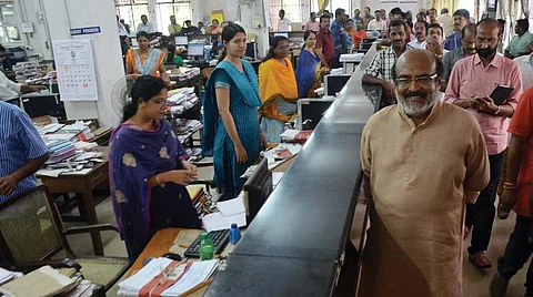 ഡിജിറ്റല് സിഗ്നേച്ചറില് കാലതാമസം,വകുപ്പ് മേധാവികള് നെട്ടോട്ടത്തില് ; വലിയ വിഭാഗം സര്ക്കാര് ജീവനക്കാരുടെ ശമ്പളം വൈകിയേക്കും