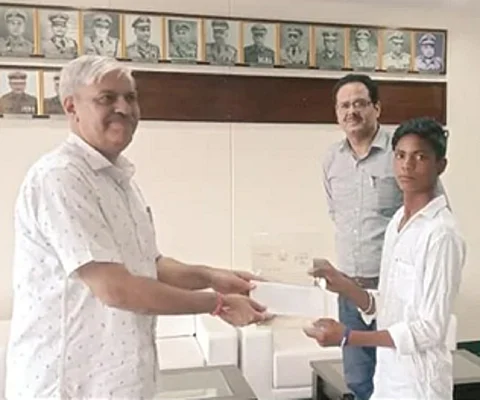 ക്രിക്കറ്റിനിടെ നിലവിളി കേട്ടു, ഓടിച്ചെന്ന് അക്രമിയെ കീഴ്പ്പെടുത്തി പെണ്കുട്ടിയെ മോചിപ്പിച്ചു; പൊലീസിന്റെ ആദരം