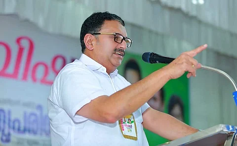 ആര് തുള്ളിയാലും മാറ്റും, യുഡിഎഫ് അധികാരത്തിലെത്തിയാല് യൂണിവേഴ്സിറ്റി കോളജ് അവിടെ നിന്ന് മാറ്റുമെന്ന് കെ മുരളീധരന്