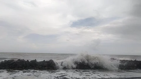 ഏഴ് മത്സ്യത്തൊഴിലാളികളെ കാണാതായി; തിരച്ചിലിന് നാവികസേനയും