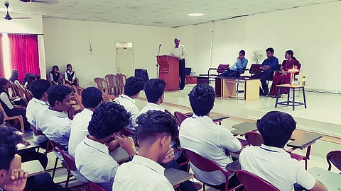 നിസാന്റെ ആശങ്കയ്ക്കും എഞ്ചിനീയറിങ് കോളേജുകളുടെ തോല്വിയ്ക്കും ഇടയില്; വിദ്യാര്ത്ഥികള്ക്ക് കാലോചിത പരിശീലനമില്ലെന്ന് വിദഗ്ധര്