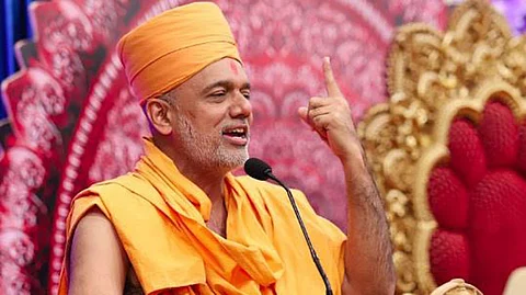 സദസ്സിന്റെ മുന്നിരയില് വനിതകള് ഇരുന്നു; പ്രസംഗിക്കാതെ വേദി വിട്ട് ആത്മീയഗുരു