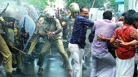 ‘കല്ലും കുറുവടിയുമായെത്തി’; അടിയ്ക്കും വിവാദത്തിനും പിന്നാലെ സിപിഐ നേതാക്കള്ക്കെതിരെ ജാമ്യമില്ലാ വകുപ്പിന് കേസ്