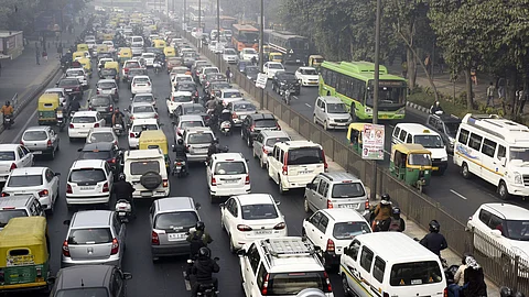 50 രൂപയില് നിന്ന് ആയിരത്തിലേക്ക്, കാറുകള്ക്ക് അയ്യായിരം; വാഹന രജിസ്ട്രേഷന് ഫീസ് കേന്ദ്രസര്ക്കാര് കൂട്ടുന്നതിങ്ങനെ