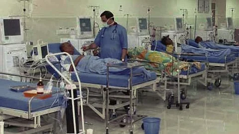 ‘സര്ജറിക്ക് അപേക്ഷിച്ചവര് എന്ത് ചെയ്യും; ഡയാലിസിസും മരുന്നും മുടങ്ങും’; കാരുണ്യ നിര്ത്തുമ്പോള് സര്ക്കാരിന്റെ കരുണ തേടി രോഗികള്